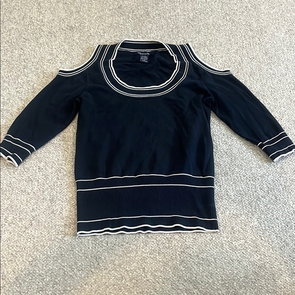 Boston Proper Cold Shoulder Top - Picture 6 of 7